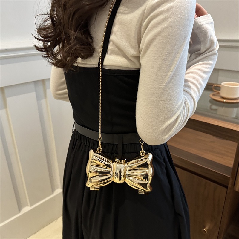 Glossy Gold Metal Bow Shaped M - Wedding Vendor recension och pris